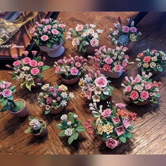 14 different miniature porcelain flower arrangements - Picture 2 of 13